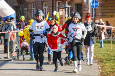 Krakow, Polonya - 31 Aralık 2015: Krakow 12 New Year's Eve yarış. İnsanlar komik kostümler giymiş