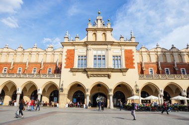 Krakow, Polonya - 15 Mayıs 2015: tanımlanamayan turist ziyaret ana Pazar Meydanı, Krakow, Polonya