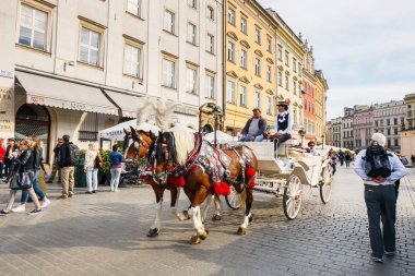 Krakow, Polonya - 15 Mayıs 2015: tanımlanamayan turist ziyaret ana Pazar Meydanı, Krakow, Polonya