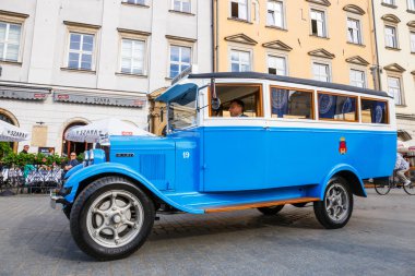 Krakow, Polonya - 15 Mayıs 2015: Klasik eski arabalar rallide vintage otomobil Krakow, Polonya