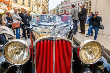 Krakow, Polonya - 15 Mayıs 2015: Zafer rallide vintage otomobil Krakow, Polonya