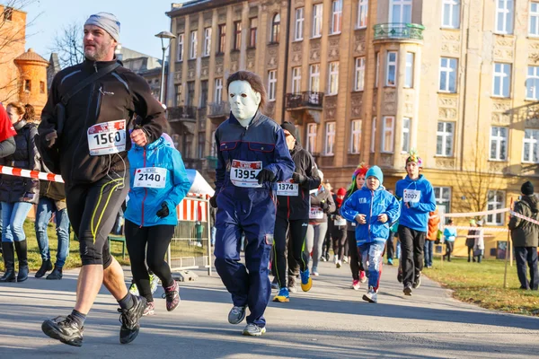 Krakow, Polen - 31 December 2015: 12e New Year's Eve Race in Krakau. De mensen die gekleed in kostuums grappig — Stockfoto