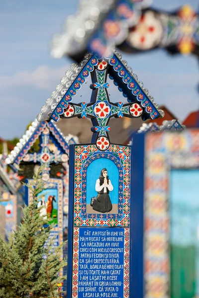 SAPANTA, ROMANIA - 04 LUGLIO 2015- L'allegro cimitero di Sapanta, Maramures, Romania. Quel cimitero è unico in Romania e nel mondo . — Foto Stock