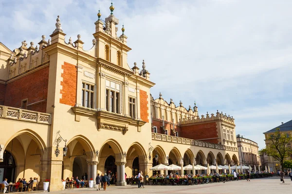 KRAKOW, POLONIA - 15 maggio 2015: turisti non identificati che visitano la piazza principale del mercato di Cracovia, Polonia — Foto Stock