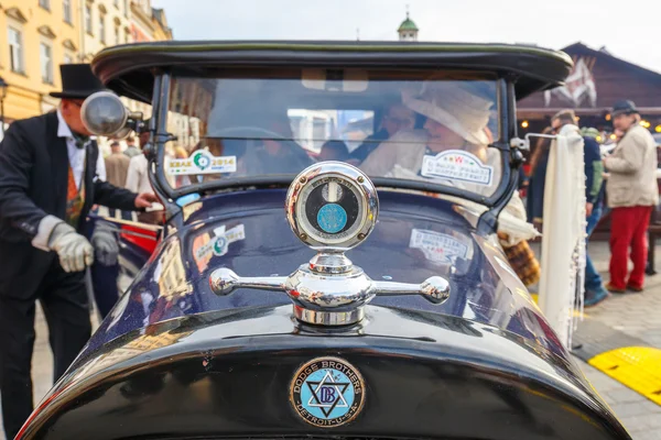 Kraków, Polska - 15 maja 2015: Classic stare samochody na rajd samochodów zabytkowych w Kraków, Polska — Zdjęcie stockowe