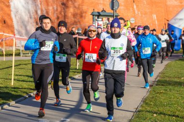 Krakow, Polonya - 31 Aralık 2015: Krakow 12 New Year's Eve yarış. İnsanlar komik kostümler giymiş
