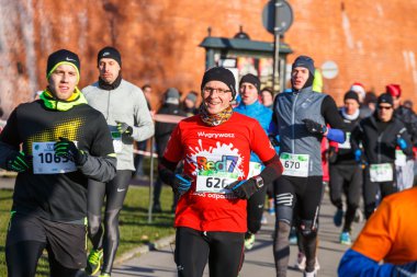 Krakow, Polonya - 31 Aralık 2015: Krakow 12 New Year's Eve yarış. İnsanlar komik kostümler giymiş