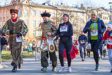 Krakow, Polonya - 31 Aralık 2015: Krakow 12 New Year's Eve yarış. İnsanlar komik kostümler giymiş