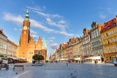 Wroclaw, Polonya, 24.06.2015: Wroclaw, Polonya eski şehir gelen kimliği belirsiz turist