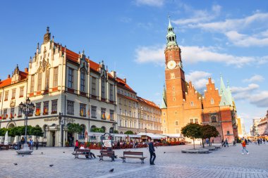 Wroclaw, Polonya, 24.06.2015: Wroclaw, Polonya eski şehir gelen kimliği belirsiz turist