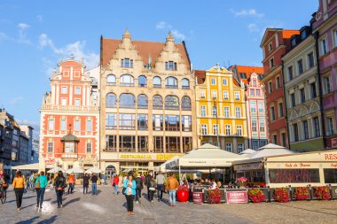 Wroclaw, Polonya, 24.06.2015: Wroclaw, Polonya eski şehir gelen kimliği belirsiz turist