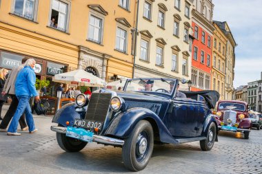 Krakow, Polonya - 15 Mayıs 2015: Klasik Mercedes rallide vintage otomobil Krakow, Polonya