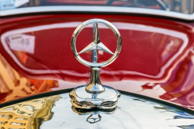 Krakow, Polonya - 15 Mayıs 2015: Klasik Mercedes rallide vintage otomobil Krakow, Polonya