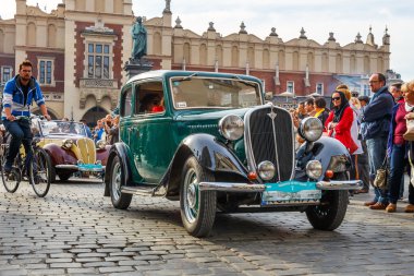 Krakow, Polonya - 15 Mayıs 2015: Klasik eski arabalar rallide vintage otomobil Krakow, Polonya