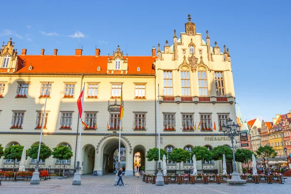 Wroclaw, Polonya, 24.06.2015: Wroclaw, Polonya eski şehir gelen kimliği belirsiz turist — Stok fotoğraf