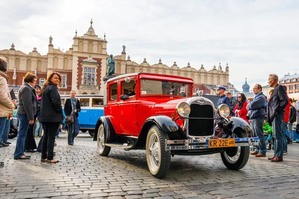 Krakow, Polonya - 15 Mayıs 2015: Klasik Ford rallide vintage otomobil Krakow, Polonya