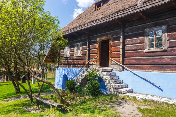 Oude log hause in een openlucht etnografisch museum in Wygielzow, Polen — Stockfoto