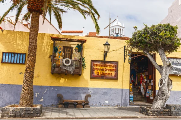 Garachico, Tenerife Island, Spanyolország, 2015. június 08.: utcán, Garachico város a sziget Tenerife, Kanári, Spanyolország — Stock Fotó