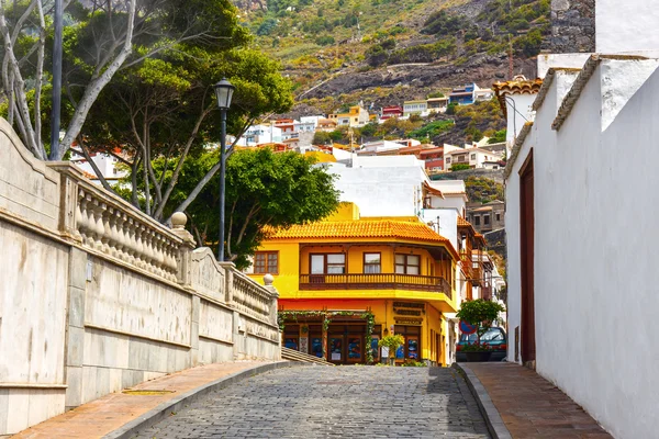 Garachico, Tenerife Island, Spanyolország, 2015. június 08.: utcán, Garachico város a sziget Tenerife, Kanári, Spanyolország — Stock Fotó