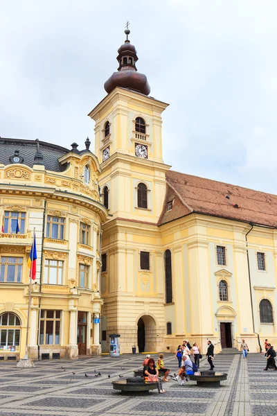 Sibiu, Ρουμανία - 19 Ιουλίου 2014: παλιά πόλη πλατεία στο ιστορικό κέντρο της πόλης sibiu χτίστηκε τον 14ο αιώνα, Ρουμανία — Φωτογραφία Αρχείου