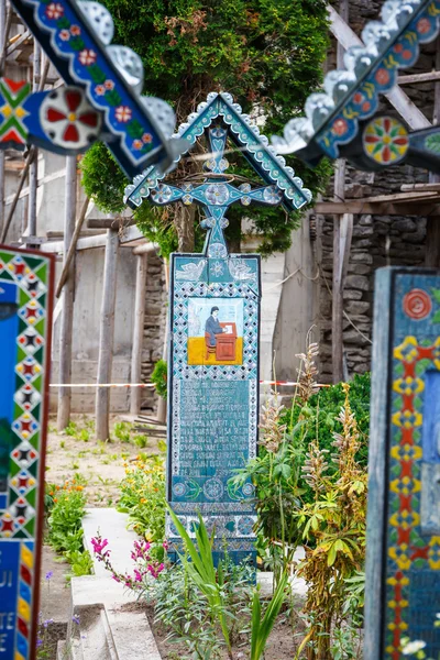 Sapanta, rumänien - 04 juli 2015- der fröhliche friedhof von sapanta, maramures, rumänien. Dieser Friedhof ist einzigartig in Rumänien und der Welt. — Stockfoto