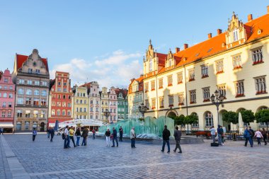 Wroclaw, Polonya, 24.06.2015: Wroclaw, Polonya eski şehir gelen kimliği belirsiz turist