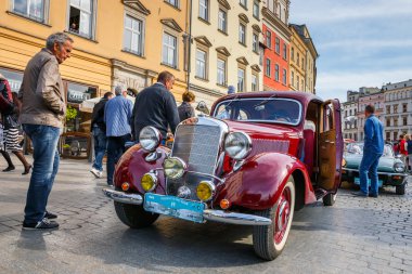 Krakow, Polonya - 15 Mayıs 2015: Klasik Mercedes rallide vintage otomobil Krakow, Polonya