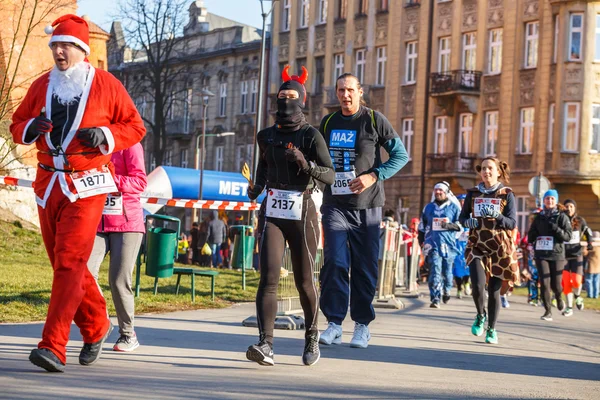 Krakow, Polen - den 31 December 2015: 12 New Year's Eve Race i Krakow. Folk kör klädd i roliga kostymer — Stockfoto