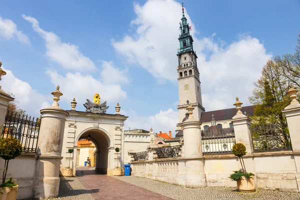 Czestochowa, Polen, 29 April 2015: Jasna Gora fristad i Czestochowa, Polen. Mycket viktigt och populäraste pilgrimary rum i Polen — Stockfoto