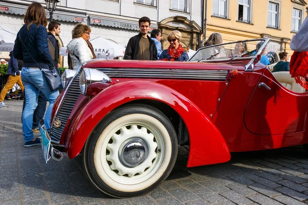 Krakow, Polonya - 15 Mayıs 2015: Klasik eski arabalar rallide vintage otomobil Krakow, Polonya — Stok fotoğraf