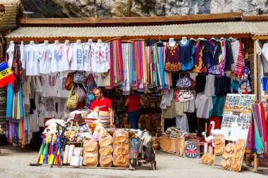 Bicaz Gorges, Romanya - 07 Temmuz 2015: Turist Bicaz Kanyon ziyaret edin. Kanyon Romanya'da en muhteşem yollar biridir.