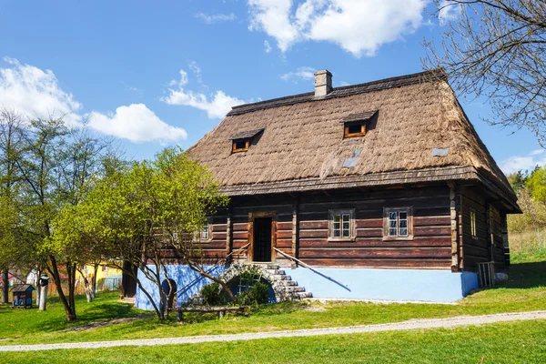 Oude log hause in een openlucht etnografisch museum in Wygielzow, Polen — Stockfoto