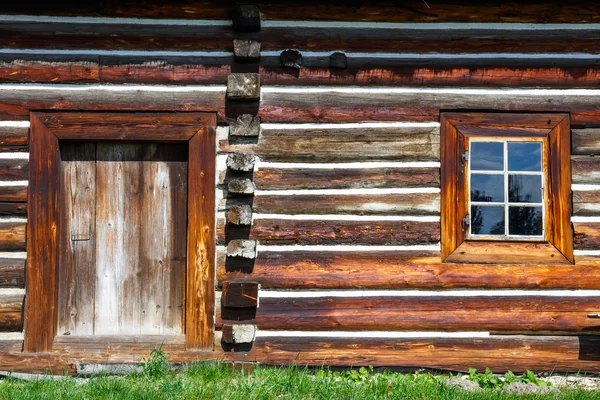 Fachada de la antigua casa de madera —  Fotos de Stock