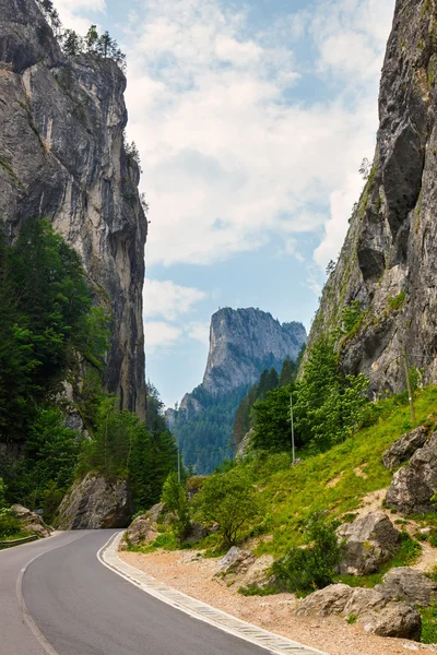 Bicaz Canyon in Roemenië, een van de meest spectaculaire wegen in Roemenië — Stockfoto