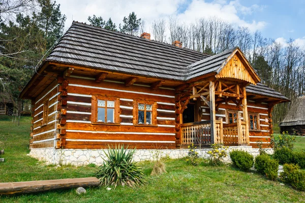 Ancienne clause en bois rond dans un musée d'ethnographie en plein air à Wygielzow, Pologne — Photo