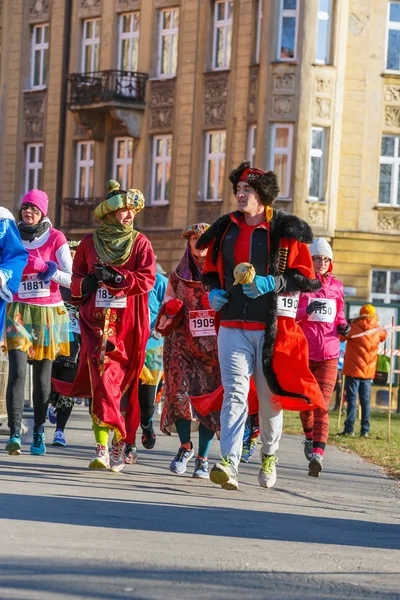 Krakow, Polen - 31 December 2015: 12e New Year's Eve Race in Krakau. De mensen die gekleed in kostuums grappig — Stockfoto