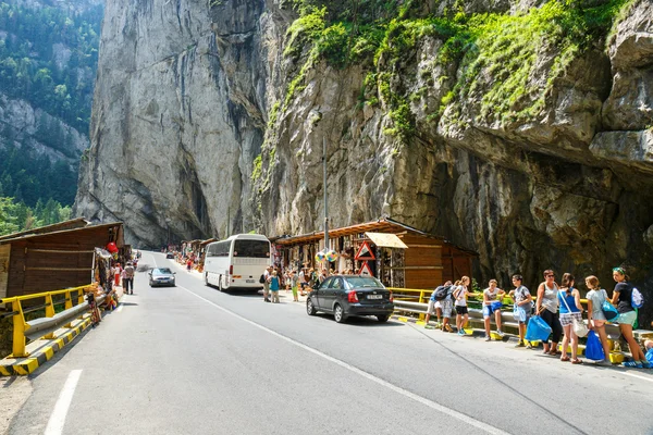 BICAZ GORGES, ROUMANIE - 07 JUILLET 2015 : Les touristes visitent le canyon Bicaz. Canyon est l'une des routes les plus spectaculaires de Roumanie . — Photo