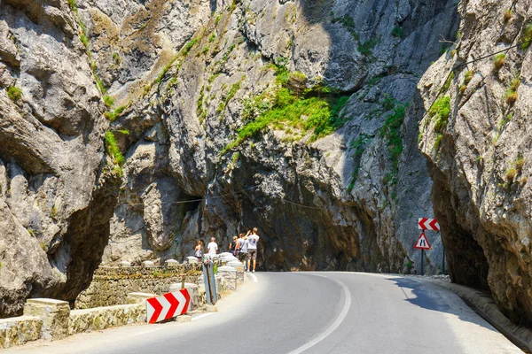 BICAZ GORGES, ROUMANIE - 07 JUILLET 2015 : Les touristes visitent le canyon Bicaz. Canyon est l'une des routes les plus spectaculaires de Roumanie . — Photo