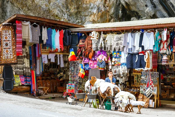 Bicaz Gorges, Roemenië - 07 juli 2015: Toeristen bezoeken de Bicaz Canyon. Canyon is een van de meest spectaculaire wegen in Roemenië. — Stockfoto