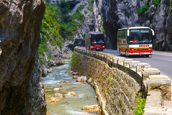 Bicaz Gorges, Romanya - 07 Temmuz 2015: Turist Bicaz Kanyon ziyaret edin. Kanyon Romanya'da en muhteşem yollar biridir. — Stok fotoğraf