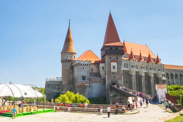 Хунидоара, Румыния, 11 июля 2015 г.: Люди, посещающие замок Корвин в Хунидоаре, Румыния — стоковое фото