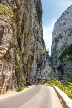 Bicaz Gorges, Romanya - 07 Temmuz 2015: Turist Bicaz Kanyon ziyaret edin. Kanyon Romanya'da en muhteşem yollar biridir.