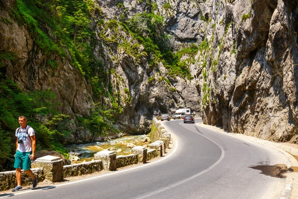 Bicaz Gorges, Roemenië - 07 juli 2015: Toeristen bezoeken de Bicaz Canyon. Canyon is een van de meest spectaculaire wegen in Roemenië. — Stockfoto