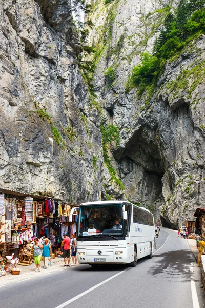 Bicaz Gorges, Roemenië - 07 juli 2015: Toeristen bezoeken de Bicaz Canyon. Canyon is een van de meest spectaculaire wegen in Roemenië. — Stockfoto