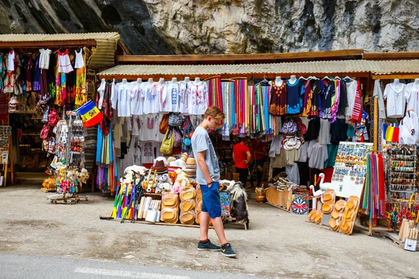 BICAZ GORGES, ROMÉNIA - 07 de julho de 2015: Turistas visitam o Desfiladeiro de Bicaz. Canyon é uma das estradas mais espetaculares da Roménia . — Fotografia de Stock