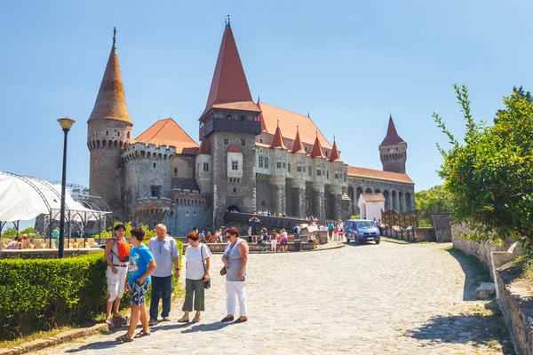 Хунидоара, Румыния, 11 июля 2015 г.: Люди, посещающие замок Корвин в Хунидоаре, Румыния — стоковое фото