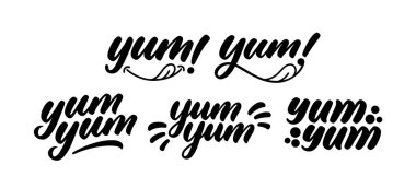 Yum Yum kelimeleri ayarlandı. El yazısıyla yazılmış lezzetli bir kelime. Modern hat sanatı. Baskı için kaligrafik karalama metin tasarımı. Vektör logosu tasarımı. Çizgi film tarzında el çizimi harfler. Dili yalayan lezzetli bir söz.