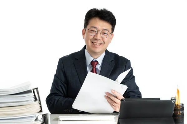 Dokument Eller Rapporter Staplade Med Asiatisk Medelålders Manlig Affärsman — Stockfoto