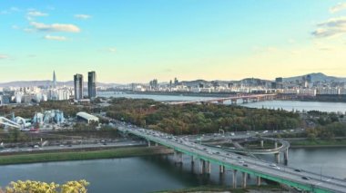 2020 'de Güney Kore, Seul' deki Han Nehri 'nin sonbahar manzarası..