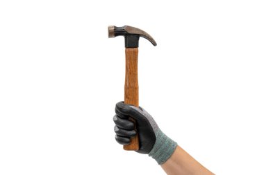 Elinde çekiç tutan eldivenli bir adamın eli. İzole edilmiş beyaz arkaplan.